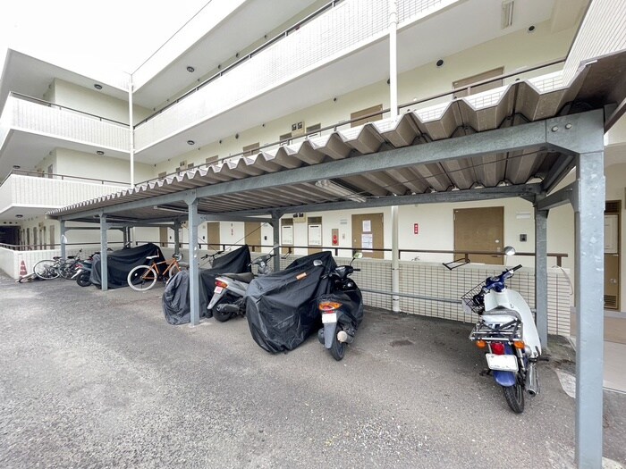 物件外観写真3　(駐輪場)