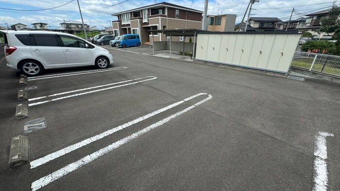 物件外観写真4　(駐車場)