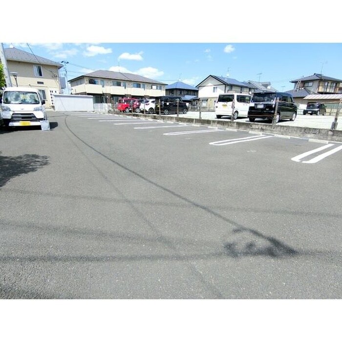 物件外観写真3　(駐車場)