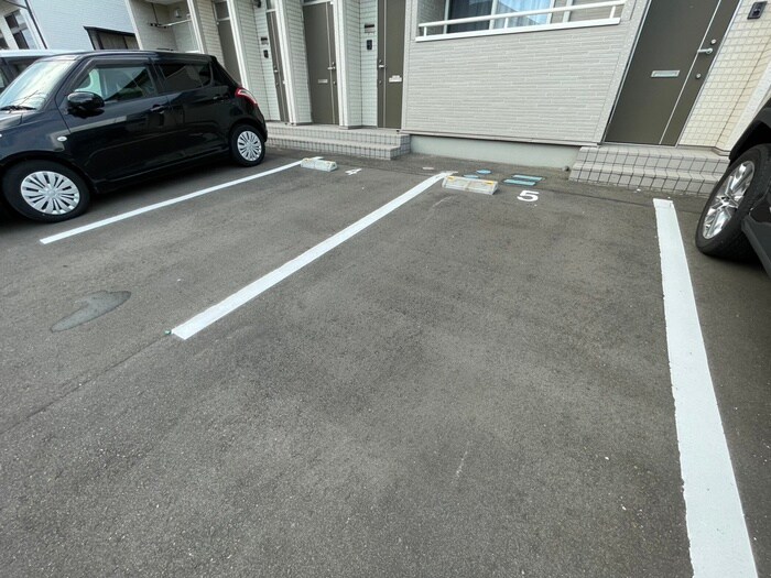 物件外観写真3　(駐車場)