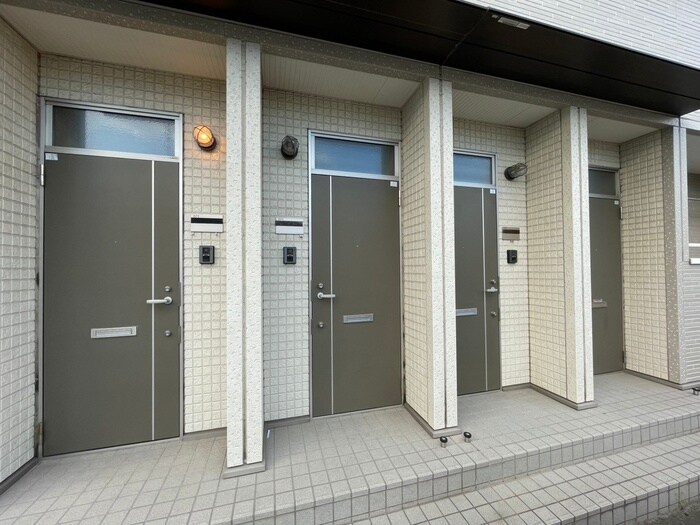 物件外観写真6　(エントランス部分)