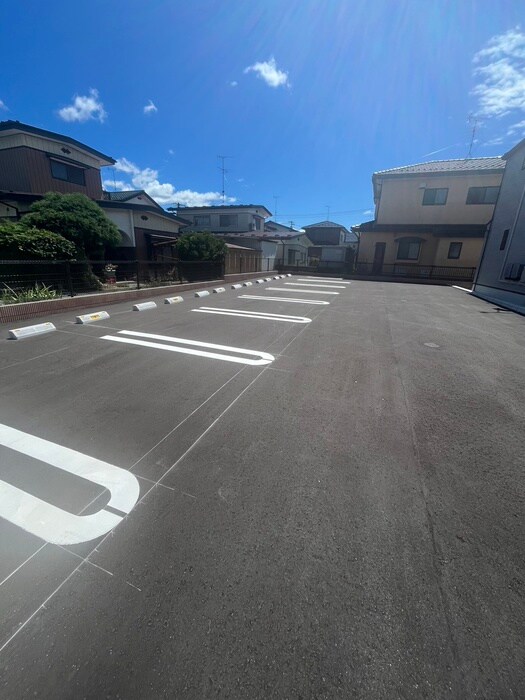 物件外観写真2　(駐車場)