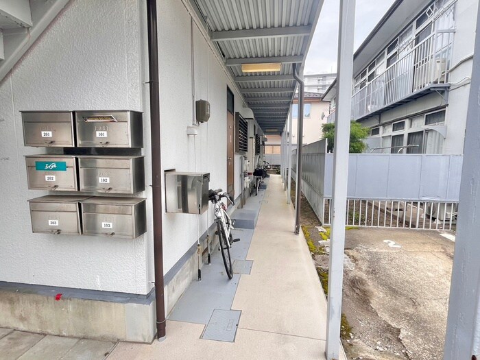 物件外観写真3　(エントランス部分)