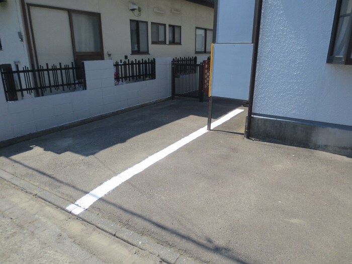 物件外観写真4　(駐車場)