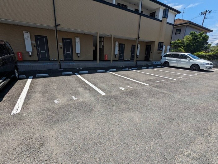 物件外観写真3　(駐車場)