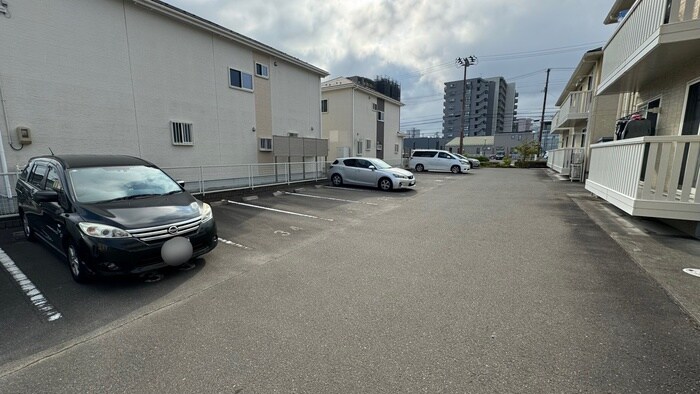 物件外観写真4　(駐車場)