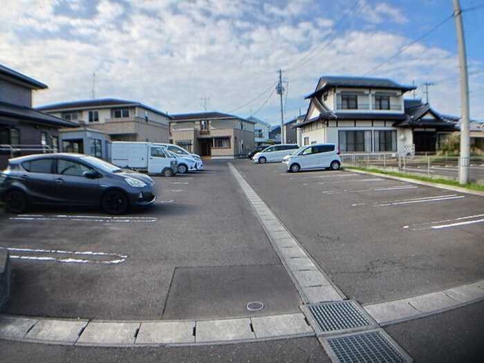 物件外観写真2　(駐車場)