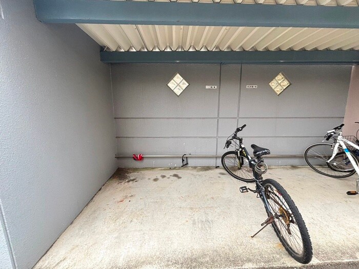 物件外観写真4　(バイク置き場)