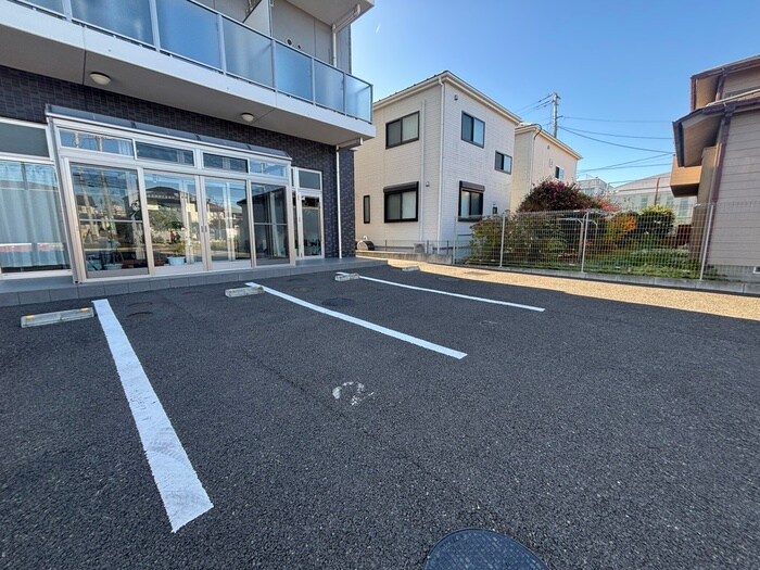 物件外観写真3　(駐車場)