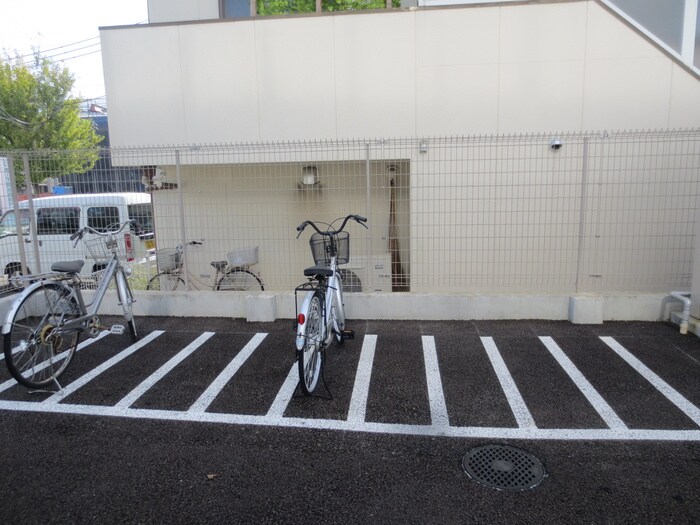 物件外観写真4　(駐輪場)
