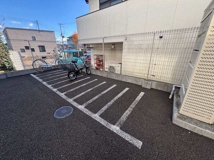 物件外観写真4　(駐輪場)