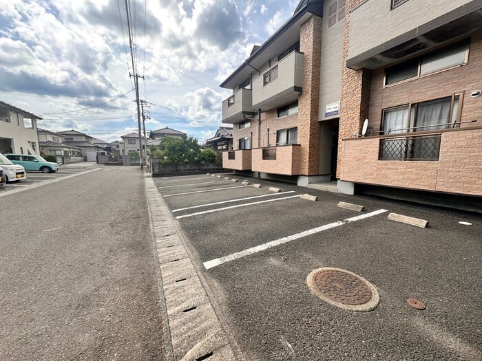 物件外観写真3　(駐車場)