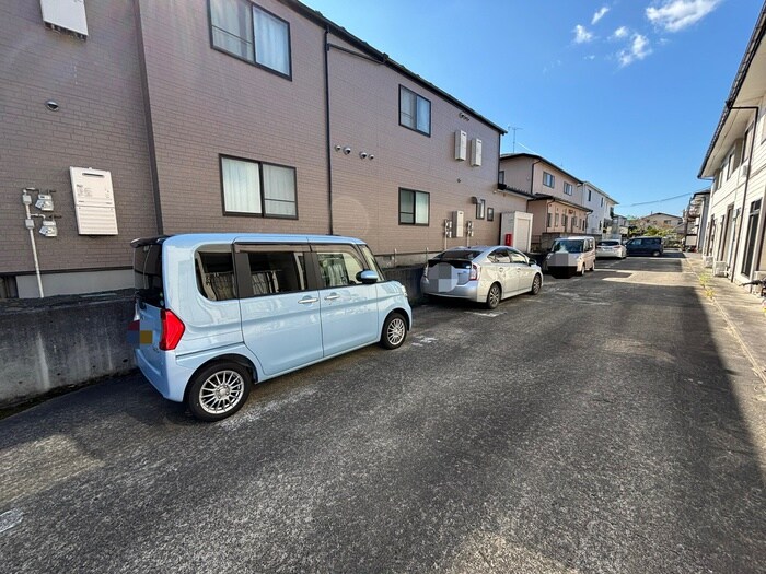物件外観写真4　(駐車場)