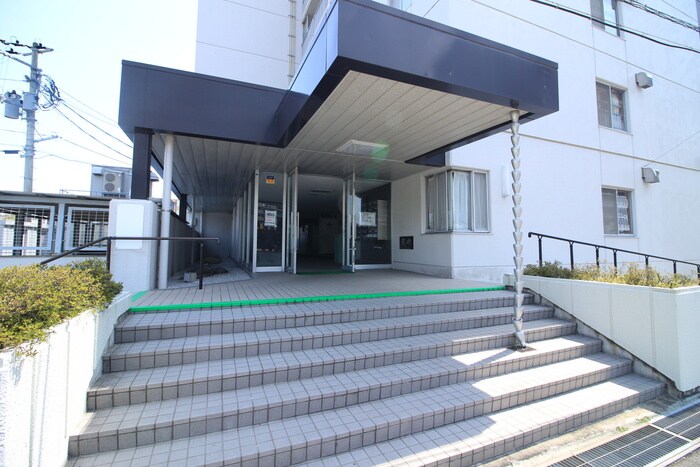 物件外観写真2　(エントランス部分)