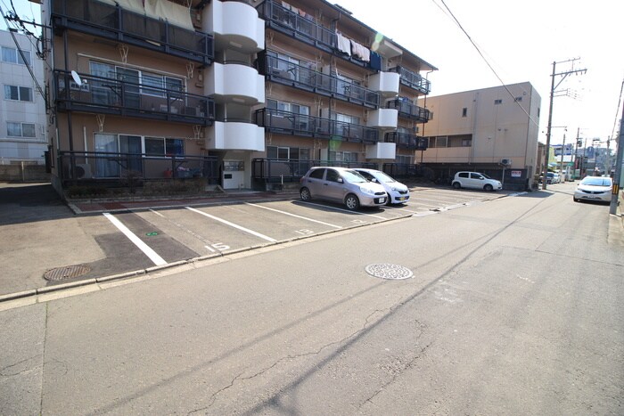 物件外観写真3　(駐車場)