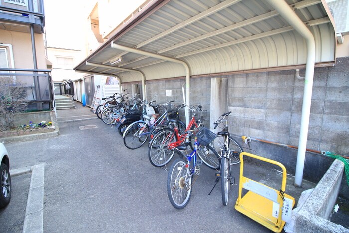 物件外観写真4　(駐輪場)