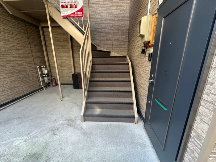 物件外観写真3　(エントランス部分)