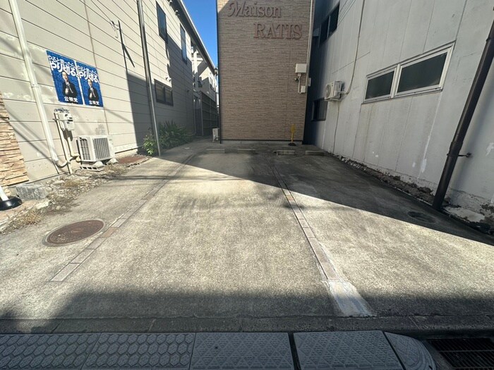 物件外観写真5　(駐車場)