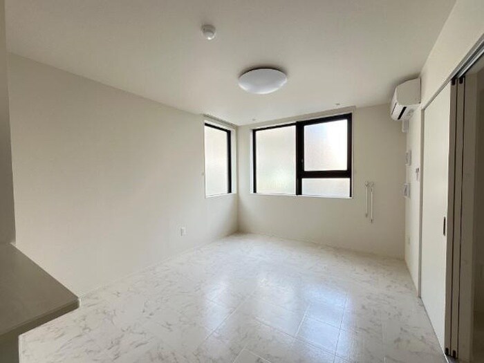 物件内観写真4　(室内からの展望)