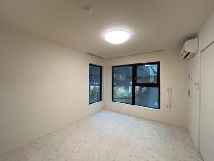 物件内観写真4　(室内からの展望)