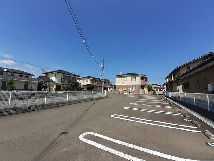 物件外観写真2　(駐車場)