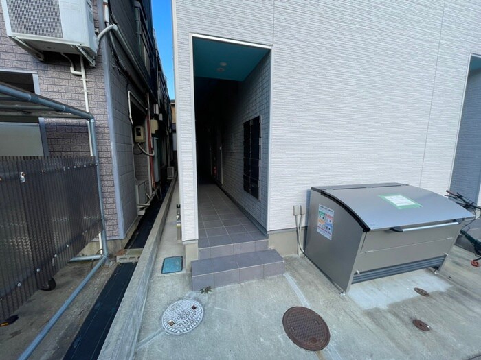 物件外観写真4　(エントランス部分)