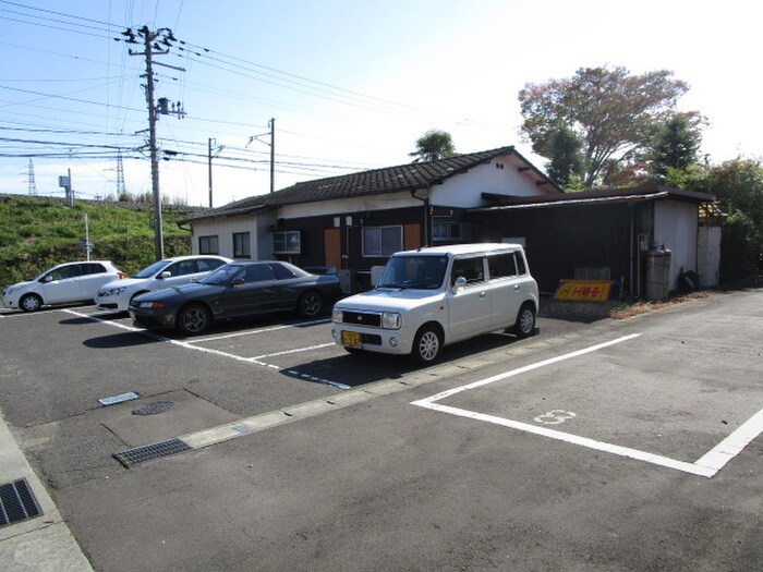 物件外観写真5　(駐車場)