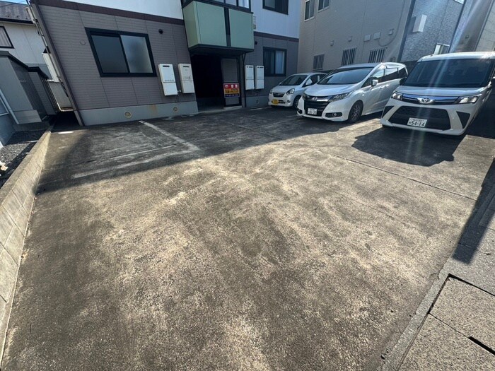 物件外観写真5　(駐車場)