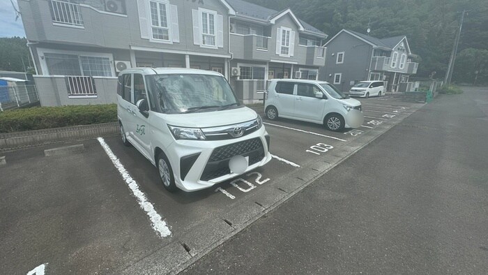 物件外観写真6　(駐車場)