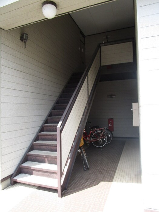 物件外観写真4　(エントランス部分)