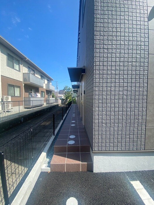 物件外観写真4　(エントランス部分)