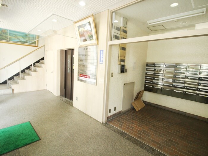 物件外観写真3　(エントランス部分)