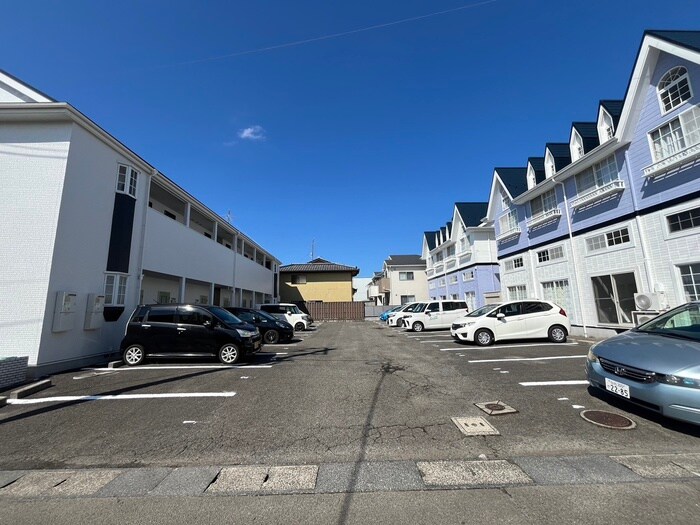 物件外観写真4　(駐車場)