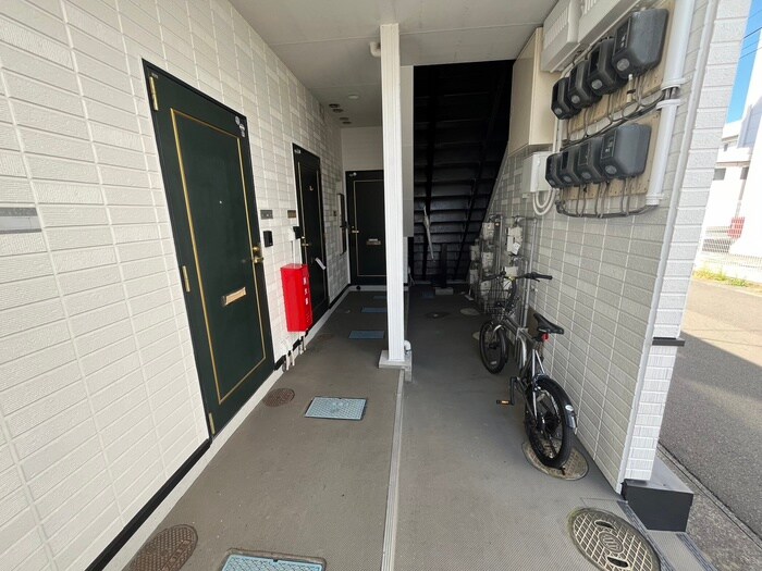 物件外観写真5　(エントランス部分)