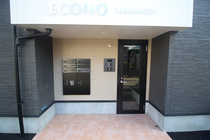 物件外観写真2　(エントランス部分)