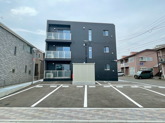 物件外観写真4　(駐車場)