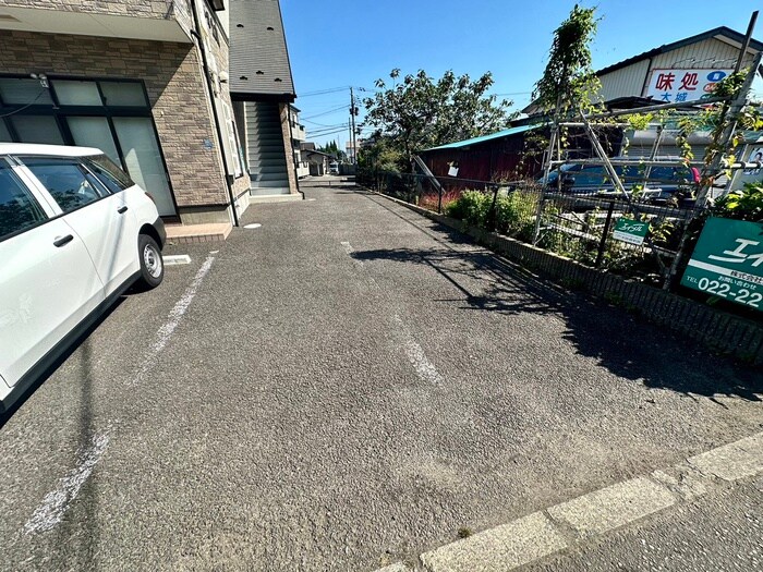 物件外観写真3　(駐車場)