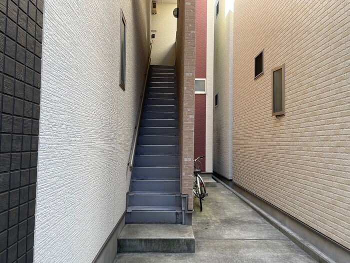 物件外観写真3　(エントランス部分)