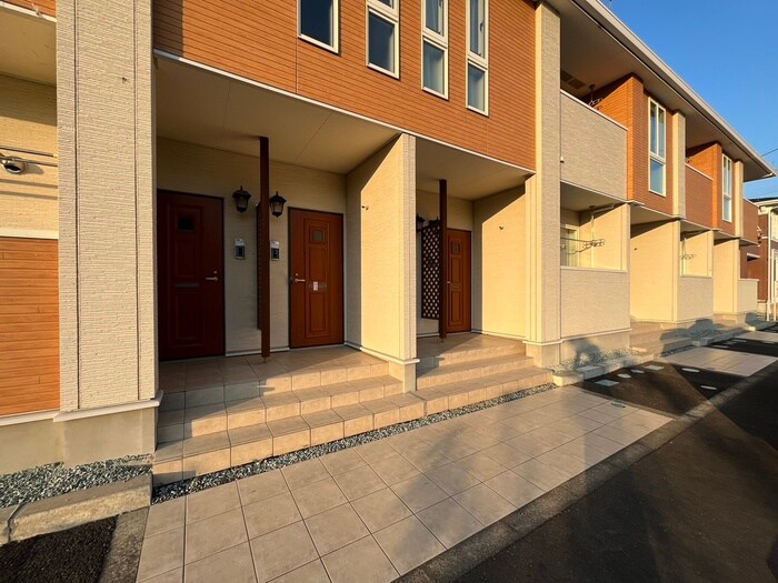 物件外観写真6　(エントランス部分)