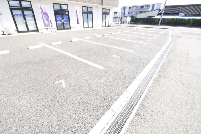 物件外観写真3　(駐車場)