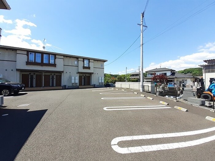 物件外観写真2　(駐車場)