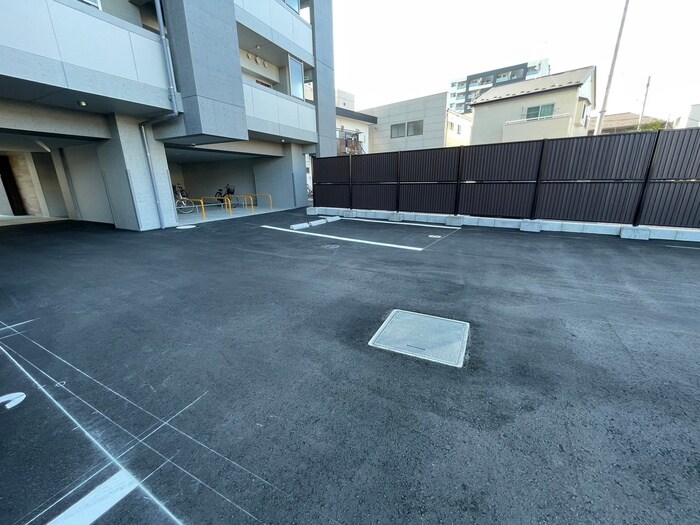 物件外観写真6　(駐車場)