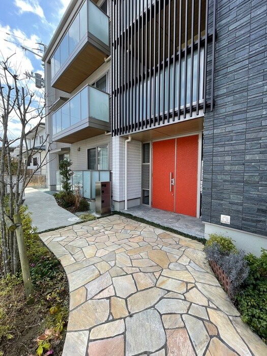 物件外観写真2　(エントランス部分)