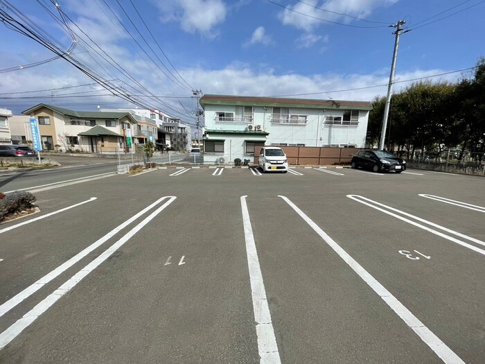 物件外観写真3　(駐車場)