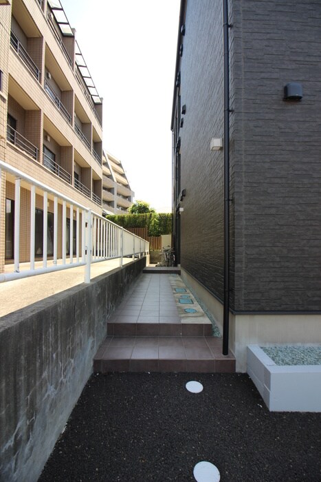 物件外観写真3　(エントランス部分)