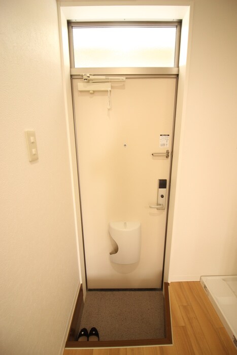 物件内観写真8　(玄関)