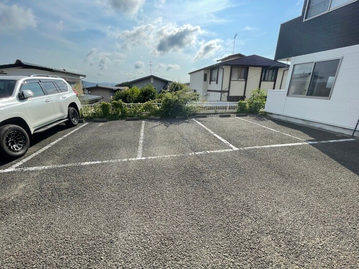 物件外観写真3　(駐車場)