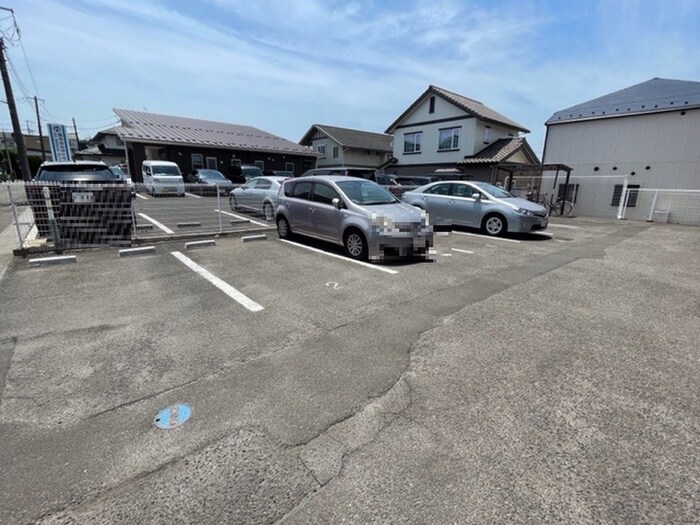 物件外観写真2　(駐車場)