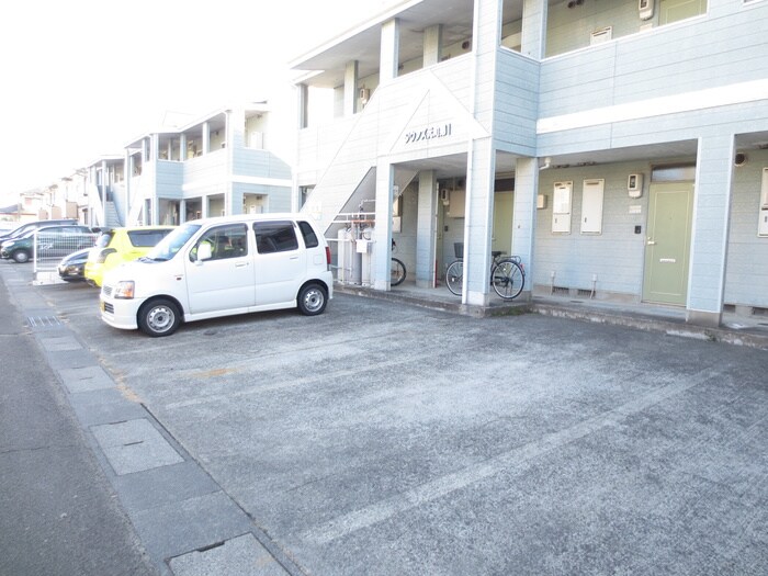 物件外観写真3　(駐車場)