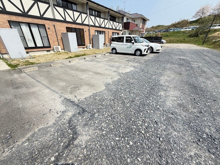 物件外観写真2　(駐車場)